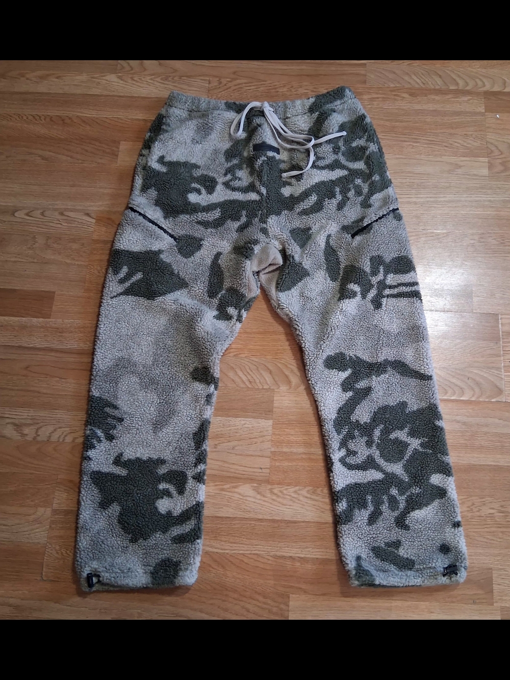 Essentials Men's Camo Sherpa Cargo Pants - Olive/Beige